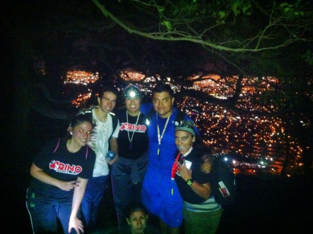 Grupo de senderismo nocturna